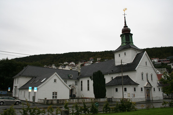 Fil:Laksevåg kirke Fasade 2.jpg