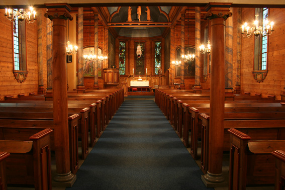 Fil:Laksevåg kirke Kirkerom fremre 3.jpg