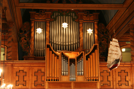 Fil:Laksevåg kirke Orgel 2.jpg