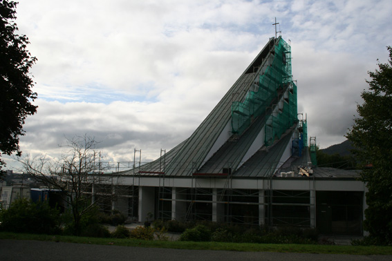 Fil:Landås kirke Fasade 1.jpg