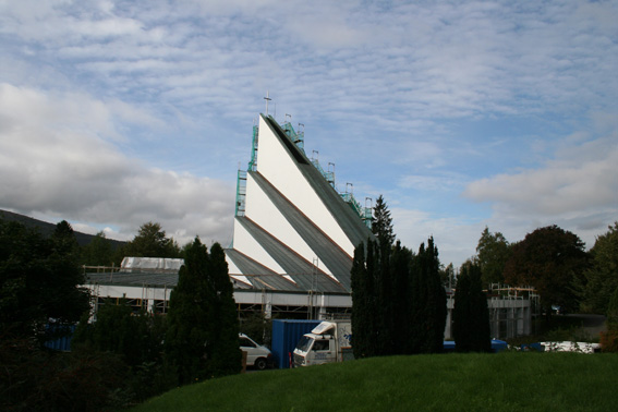 Fil:Landås kirke Fasade 6.jpg