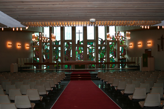 Fil:Landås kirke Kirkerom fremre.jpg