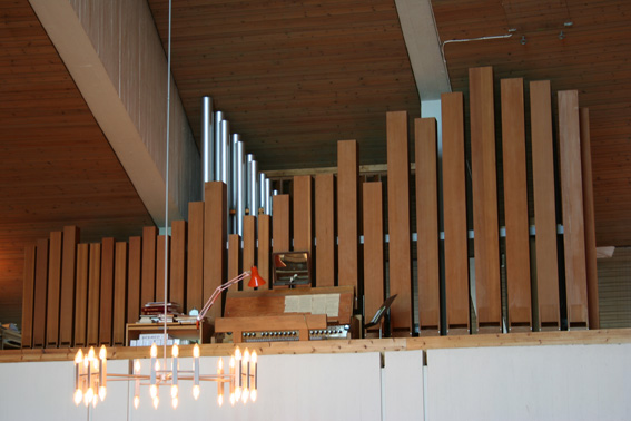 Fil:Landås kirke Orgel 1.jpg