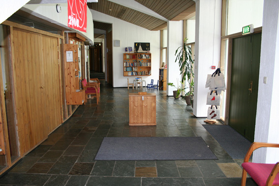 Fil:Landås kirke Våpenhus.jpg