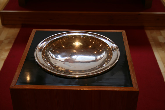 Fil:Landro kyrkje, Vesthordland Døpefont 2.jpg