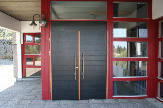 Fil:Landro kyrkje, Vesthordland Hovedinngang.jpg