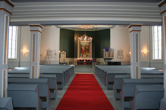 Fil:Langset kirke Kirkerommet sett fra bakdør.jpg