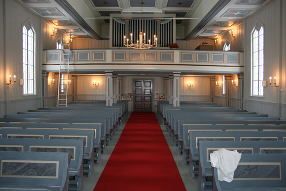 Fil:Langset kirke Kirkerommet sett fra kor.jpg