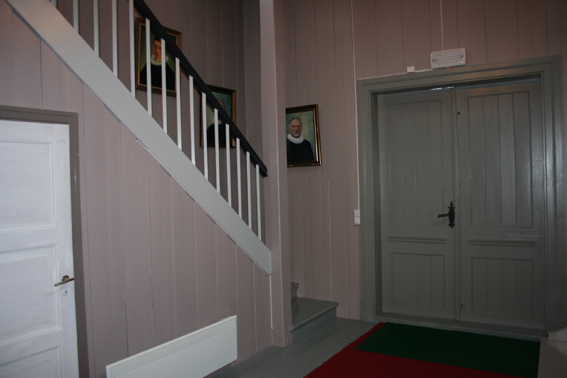 Fil:Langset kirke Våpenhus 2.jpg