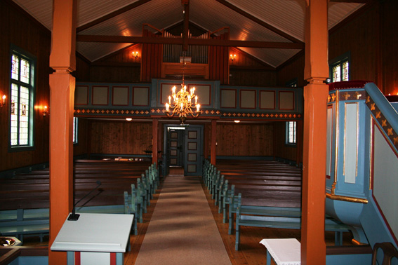 Fil:Leveld kyrkje Kirkerommet bakre.jpg