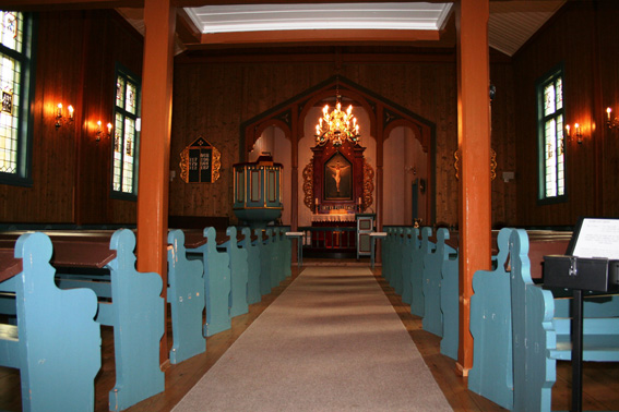 Fil:Leveld kyrkje Kirkerommet fremre.jpg