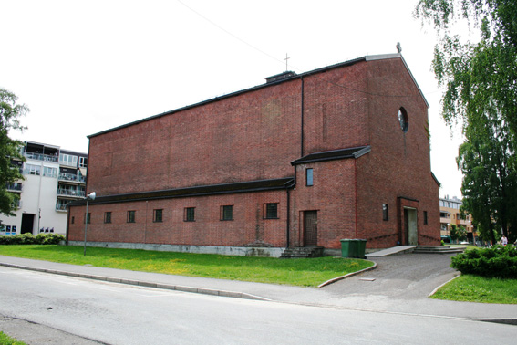 Fil:Lillestrøm kirke Fasade.jpg