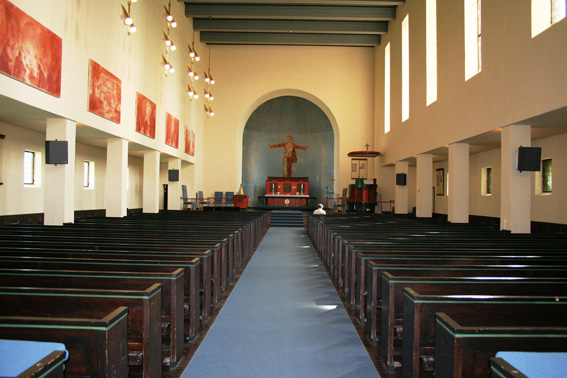 Fil:Lillestrøm kirke Kirkerommet fremre.jpg