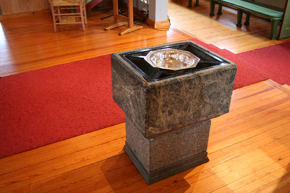 Fil:Lindås kyrkje Doprfont 1.jpg