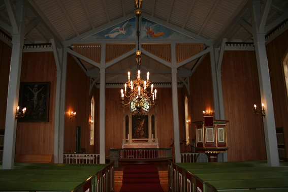 Fil:Lindås kyrkje Kirkerom fremre 2.jpg