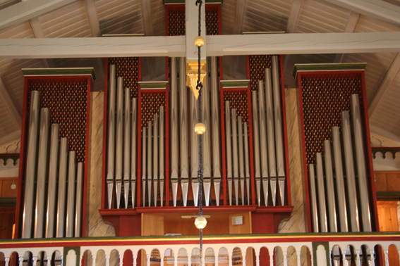 Fil:Lindås kyrkje Orgel 2.jpg