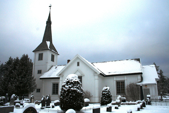 Fil:Lunder kirke, Ringerike Fasade2.jpg