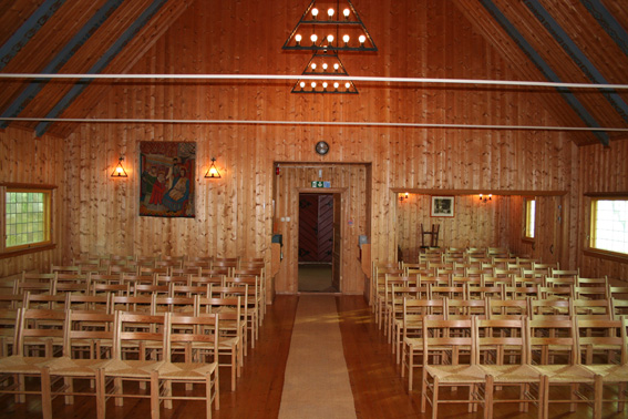 Fil:Lykkja kapell Kirkerommet bakre.jpg