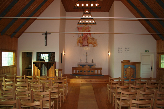 Fil:Lykkja kapell Kirkerommet fremre.jpg