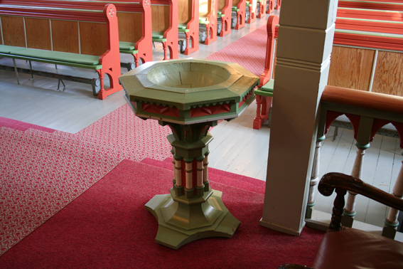 Fil:Møkster kirke, Stolmen Døpefont.jpg