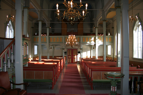 Fil:Møkster kirke, Stolmen Kirkerom bakre.jpg