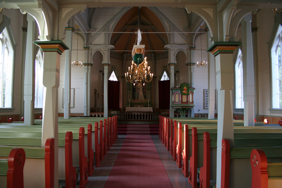 Fil:Møkster kirke, Stolmen Kirkerom fremre.jpg
