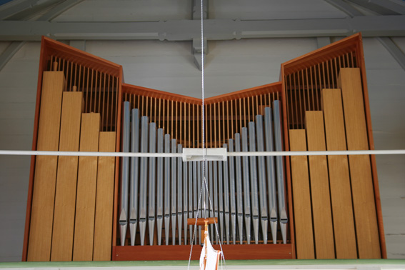 Fil:Møkster kirke, Stolmen Orgel 2.jpg
