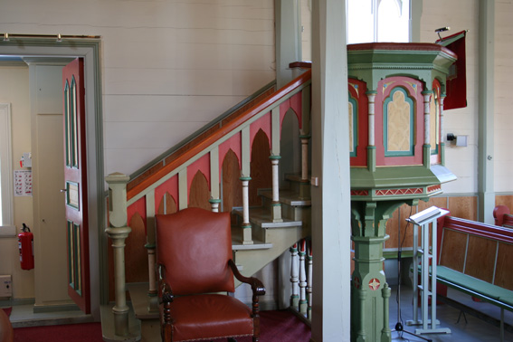 Fil:Møkster kirke, Stolmen Prekestol 1.jpg