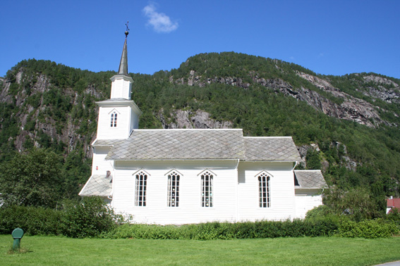 Fil:Mo kyrkje, Modalen Fasade 5.jpg