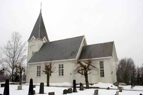 Fil:Mogreina kirke Fasade 2.jpg