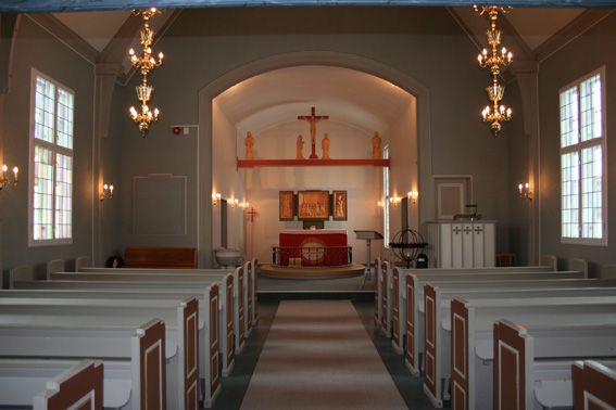 Fil:Mogreina kirke Kirkerommet sett fra bakdør.jpg