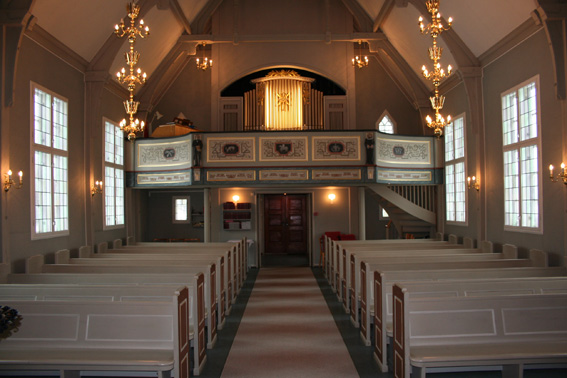 Fil:Mogreina kirke Kirkerommet sett fra kor.jpg