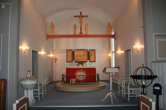 Fil:Mogreina kirke Koret med alterparti.jpg