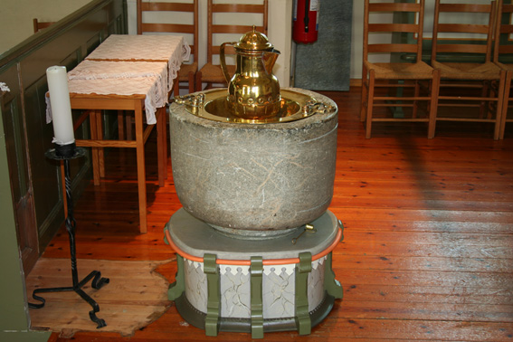 Fil:Myking kyrkje Døpefont 1.jpg