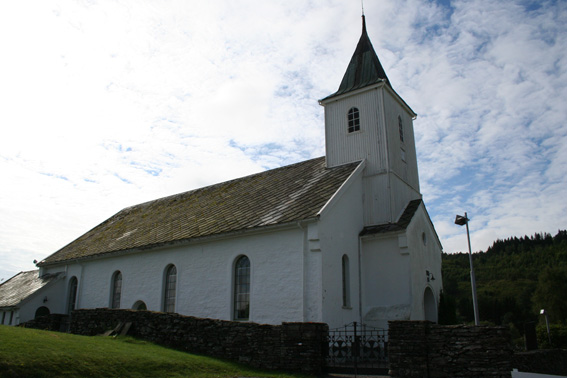 Fil:Myking kyrkje Fasade 1.jpg