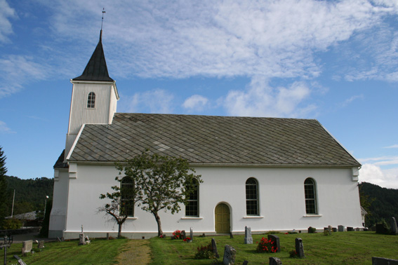 Fil:Myking kyrkje Fasade 3.jpg