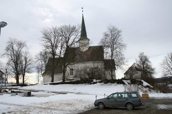 Fil:Nannestad kirke Avstandsbilde.jpg