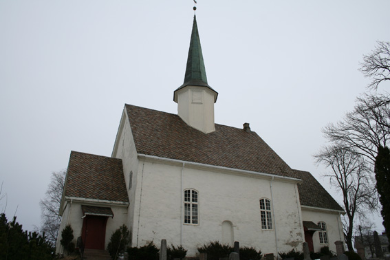 Fil:Nannestad kirke Fasade 2.jpg