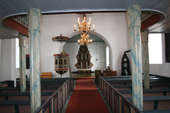 Fil:Nannestad kirke Kirkerommet sett fra bakdør.jpg