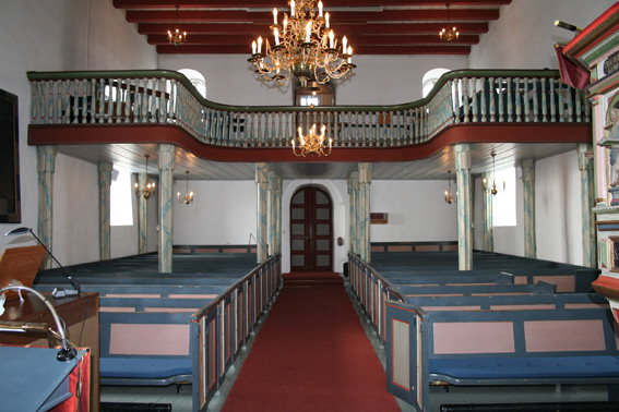 Fil:Nannestad kirke Kirkerommet sett fra kor.jpg