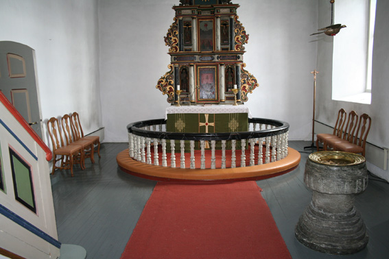 Fil:Nannestad kirke Koret med alterparti.jpg