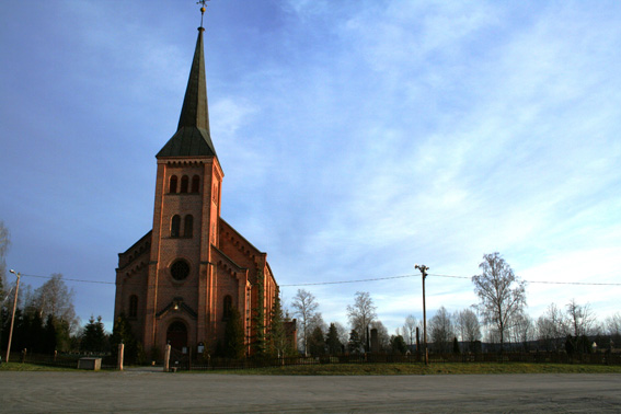 Fil:Nes kirke, Nes Avstandsfoto av kirken.jpg