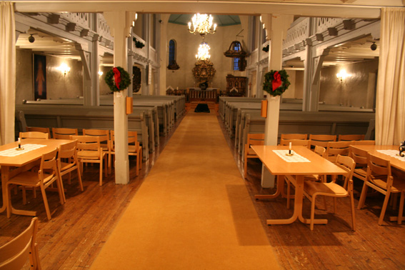 Fil:Nes kirke, Nes Kirkerommet fra bakdør.jpg