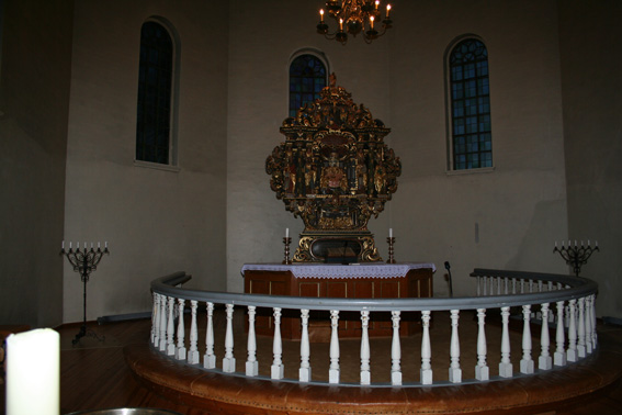 Fil:Nes kirke, Nes Koret med alterparti.jpg