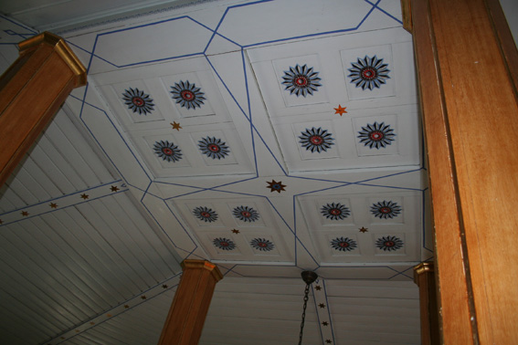 Fil:Nes kirke, Ringerike Himlinger i skip.jpg