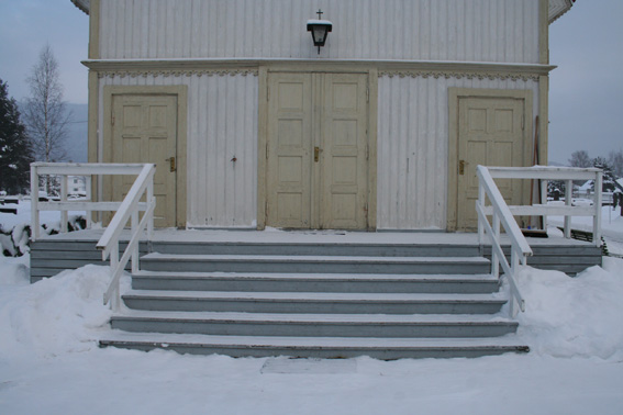 Fil:Nes kirke, Ringerike Hovedinngang.jpg