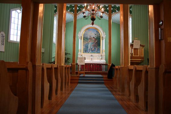Fil:Nes kirke, Ringerike Kirkerommet fremre.jpg