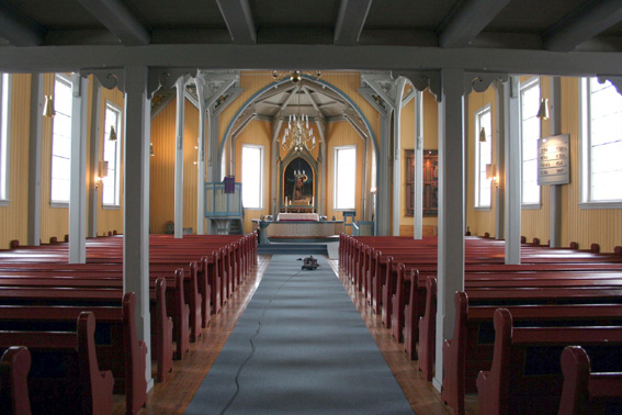 Fil:Nittedal kirke Kirkerommet sett fra bakdør.jpg