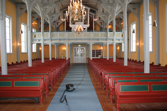 Fil:Nittedal kirke Kirkerommet sett fra kor.jpg