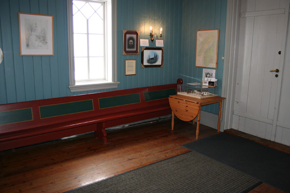 Fil:Nittedal kirke Våpenhus.jpg